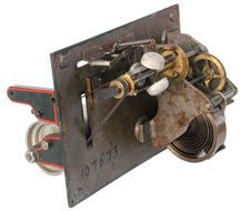 Der Motor wurde von Pat&eacute; Fr&egrave;res hergestellt / The clock-work machine was produced by Path&eacute; Fr&egrave;res in Paris